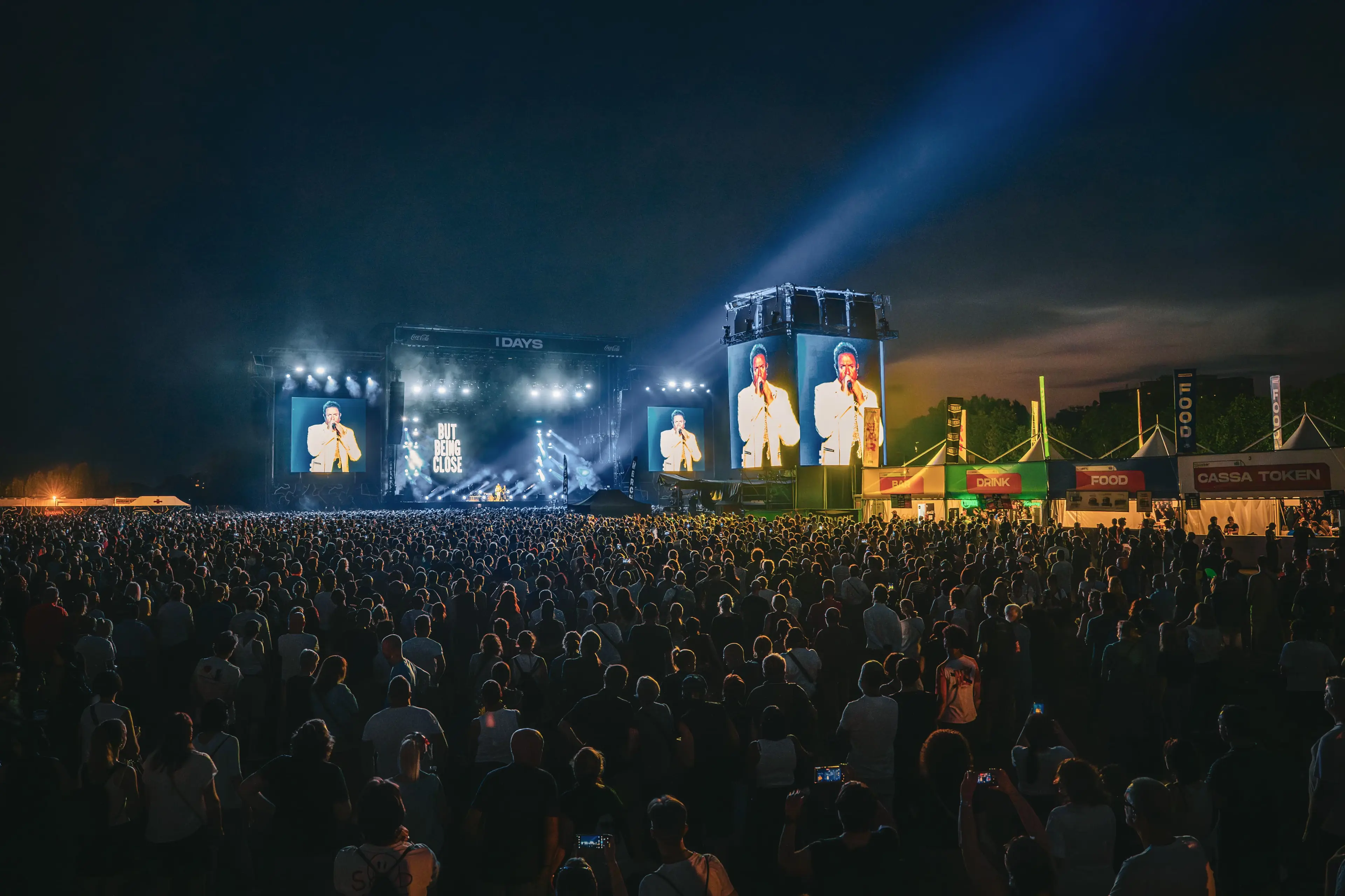 Vista della folla e del palco del festival