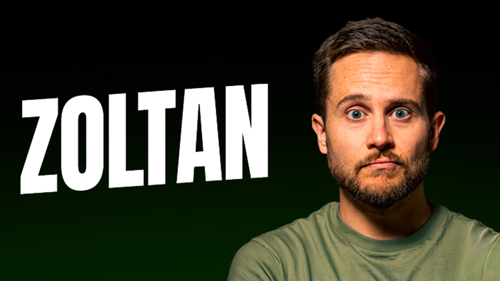 Zoltan Kaszas mit schwatz/grünem Hintergrundverlauf, er rechts im Bild mit weit geöffneten Augen und links sein Namen in weißen Großbuchstaben