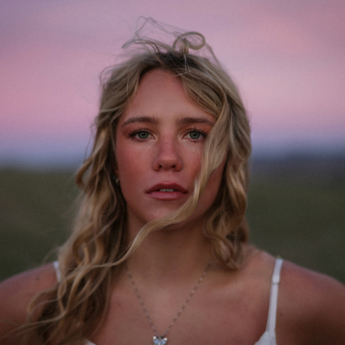 Avery Anna Press Shot 