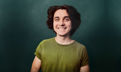 Comedian Dragos mit grünem T-Shirt auf grünem Hintergrund