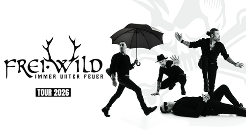 Die Bandmitglieder stehen und liegen an verschiedenen Positionen im Foto. Einer hält einen Regenschirm in der Hand. Einer streckt seine Arme auseinander.