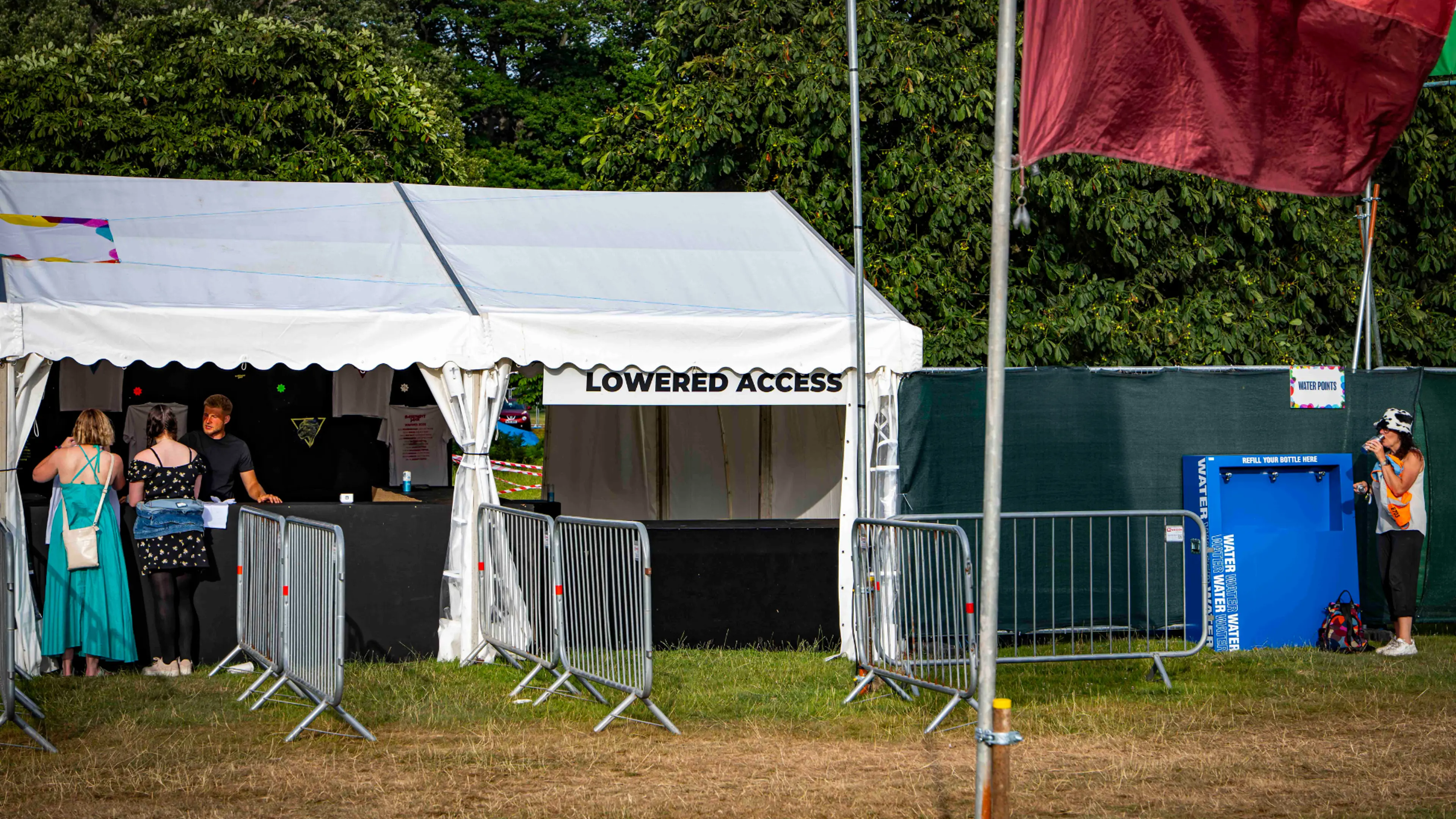 Accessible merchandise stand