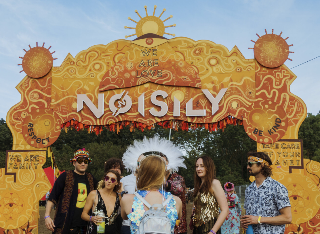 Noisily: Từ điển và Cách Sử Dụng Chi Tiết cho Từ 