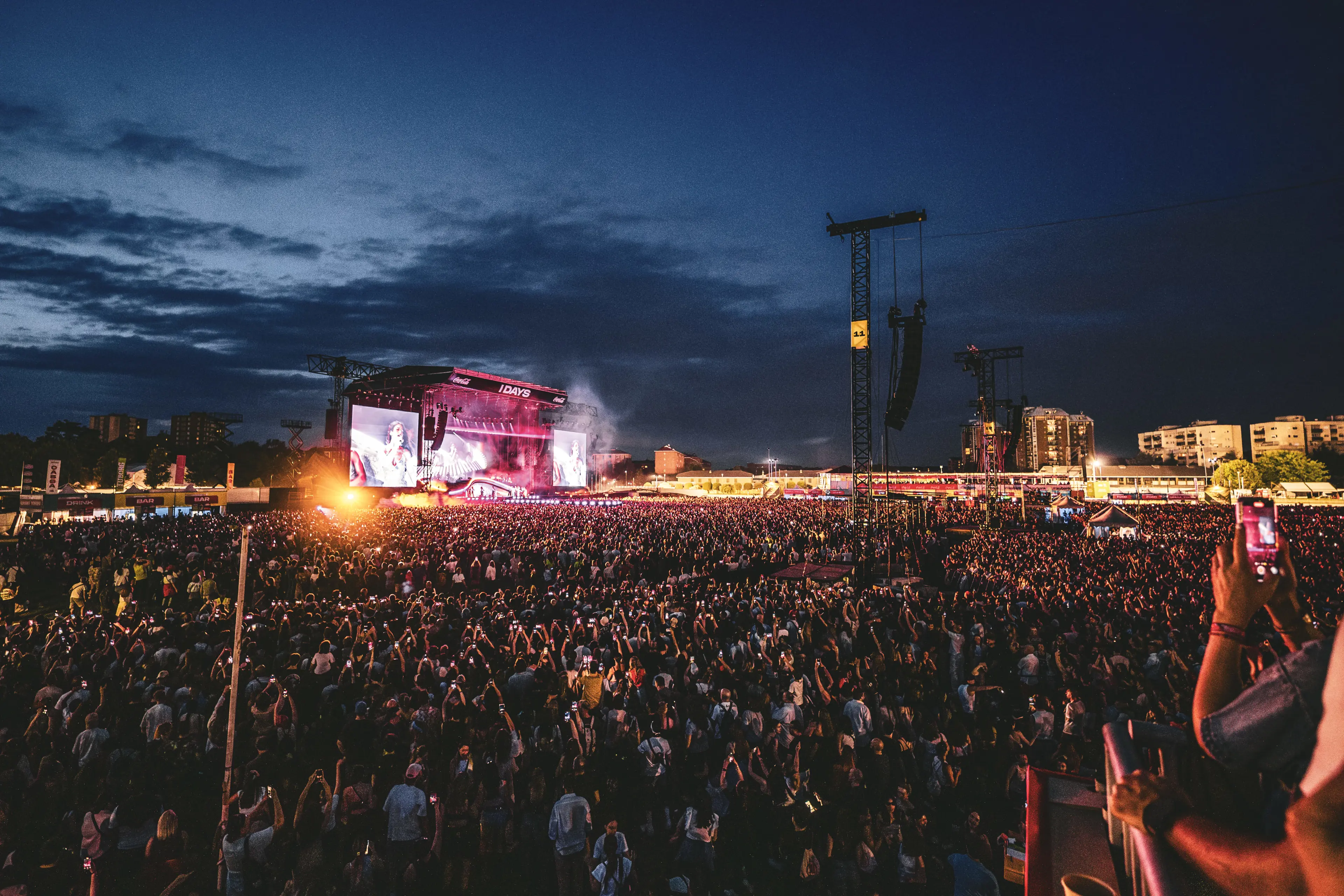 Vista della folla e del palco del festival