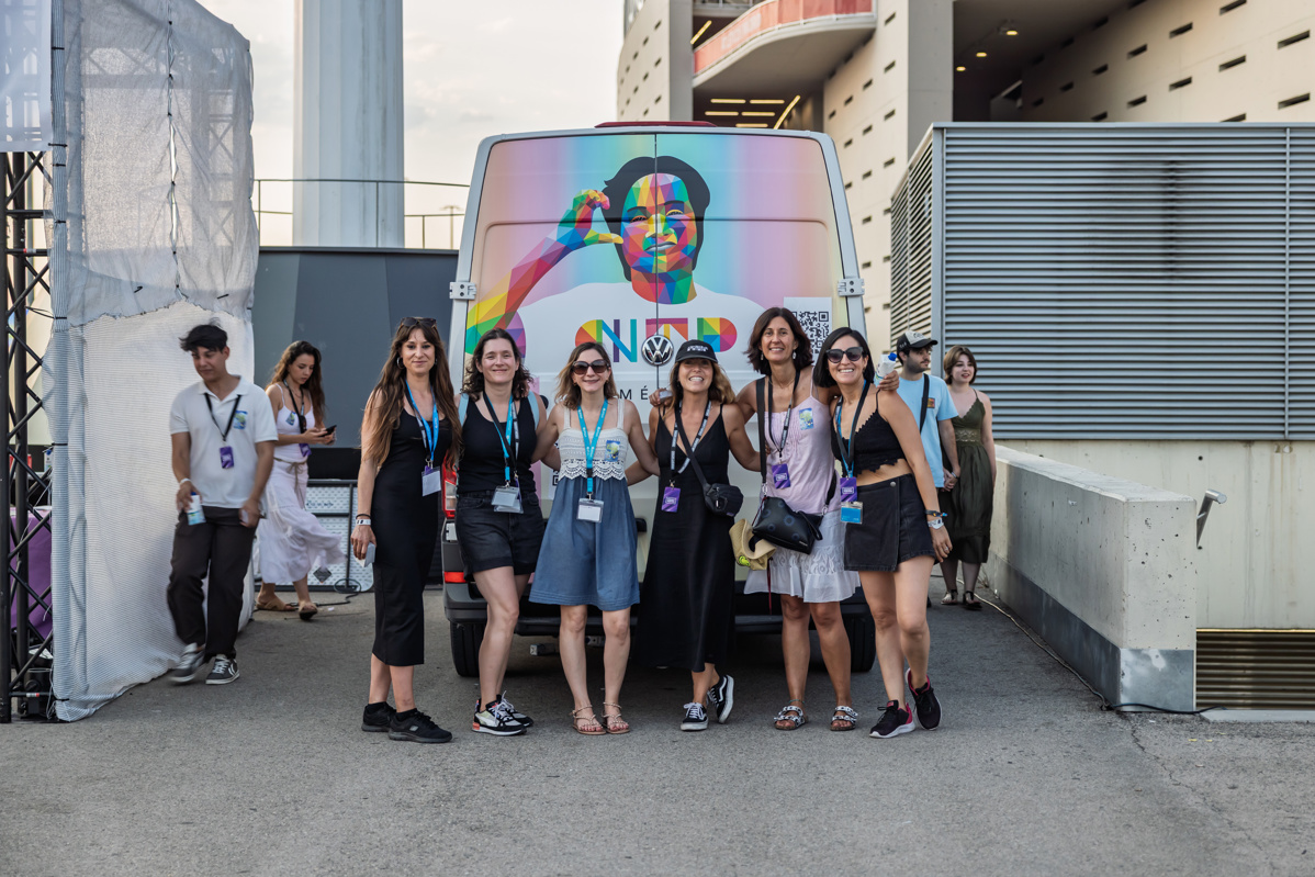 Equipo en la unidad móvil NTP: Coméntalo de Unicef España en el concierto de Imagine Dragons en Madrid