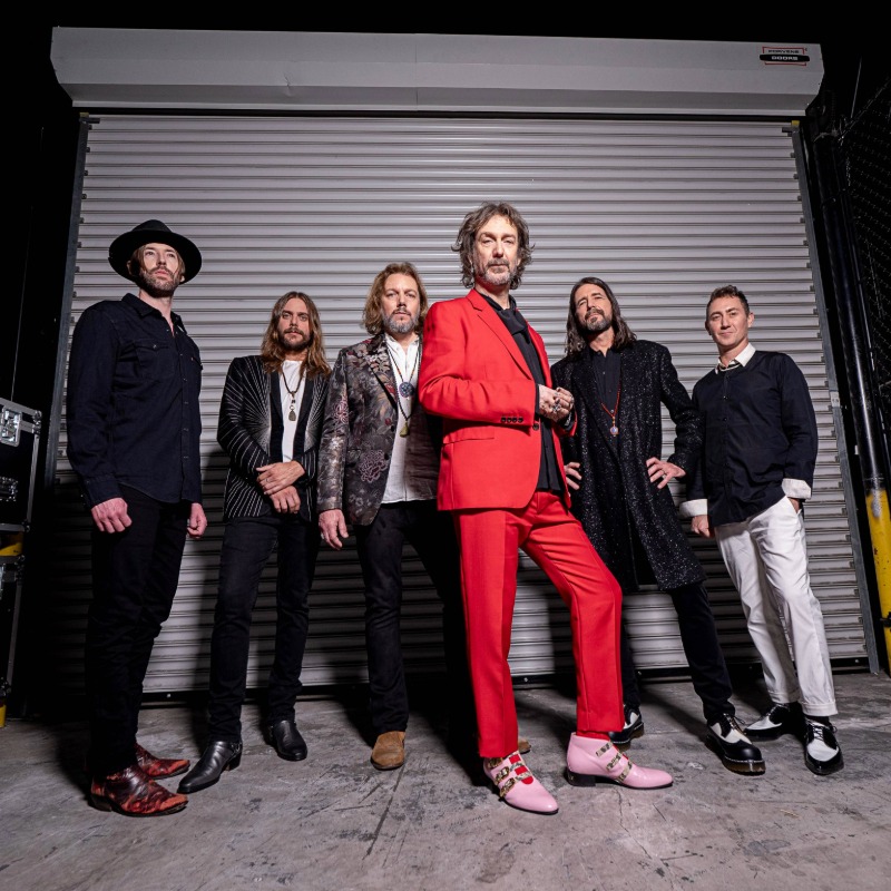 artists the black crowes posing for a group photo