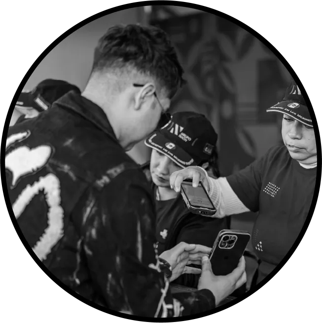 Personas cargando saldo