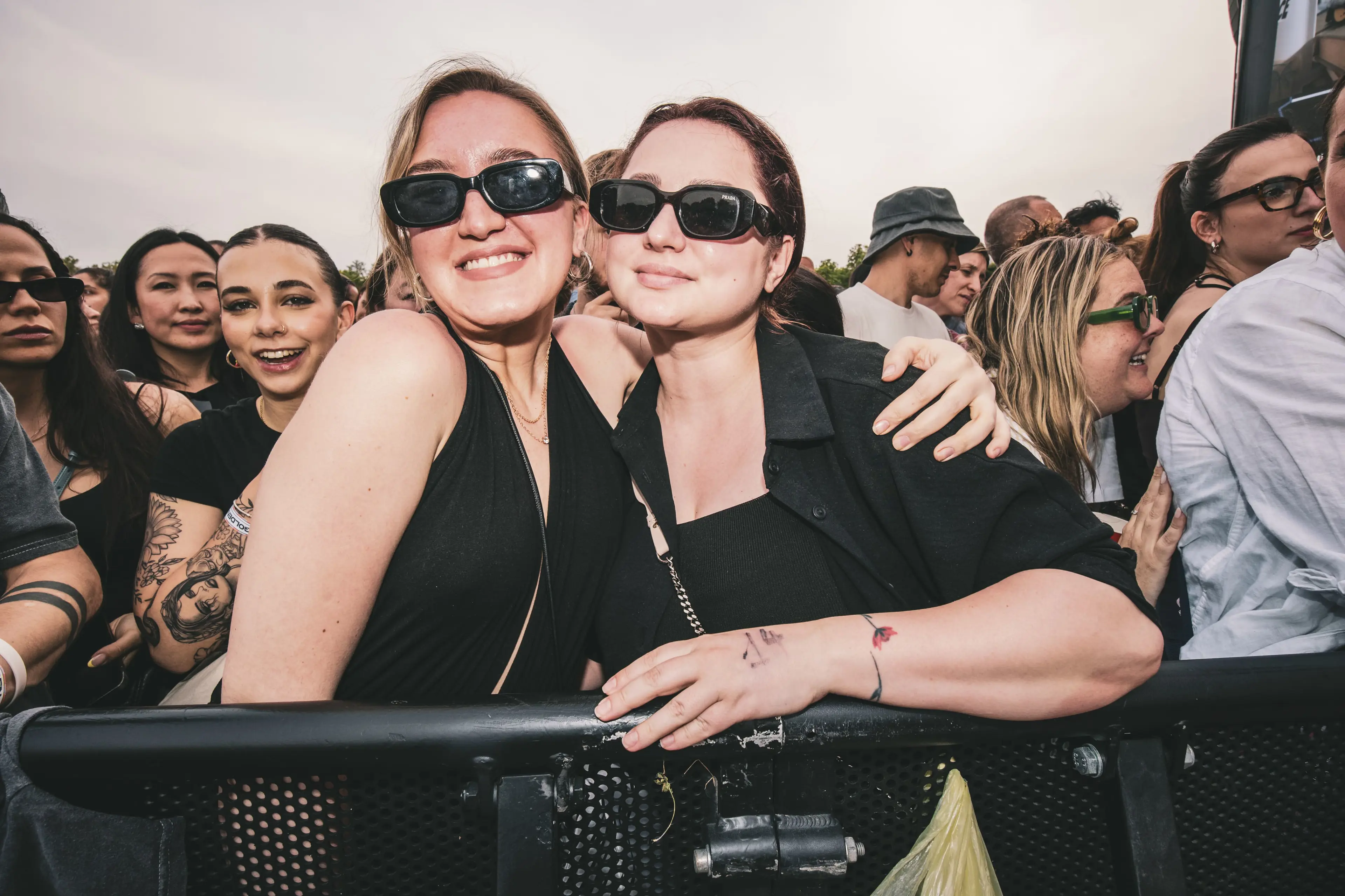 Persone si stanno divertendo al festival