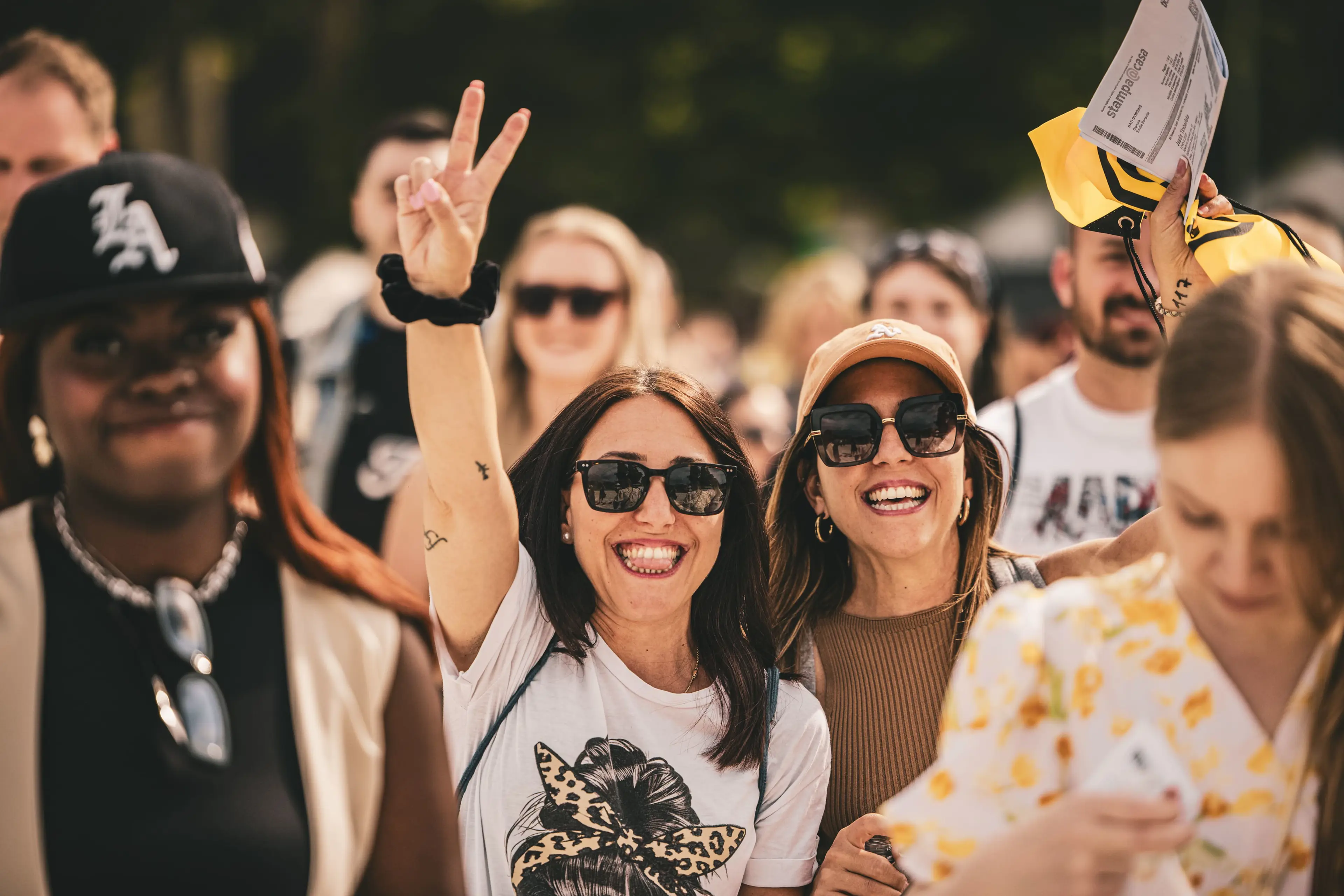 Persone ad un concerto corrono per arrivare in prima fila