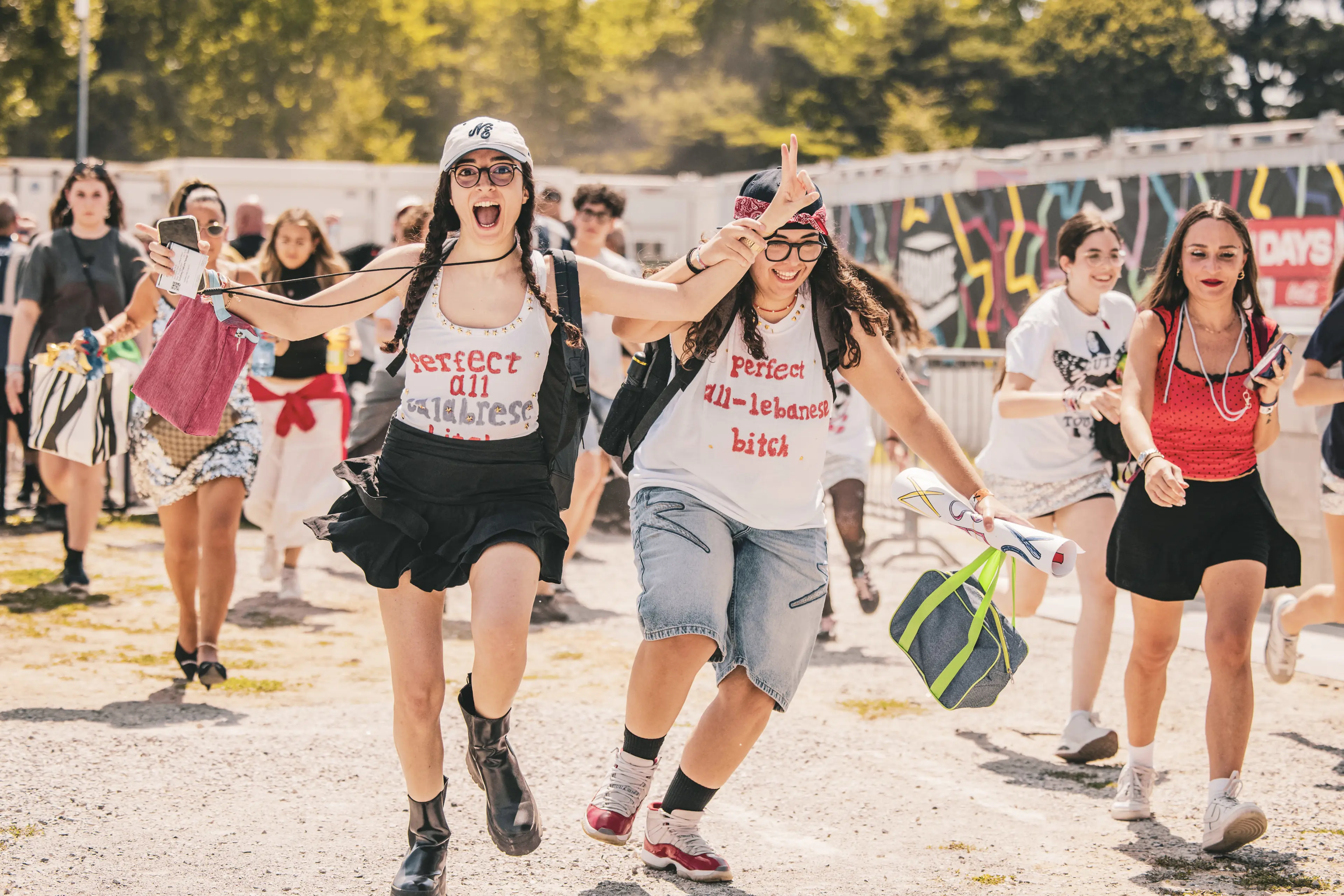 Persone ad un concerto corrono per arrivare in prima fila