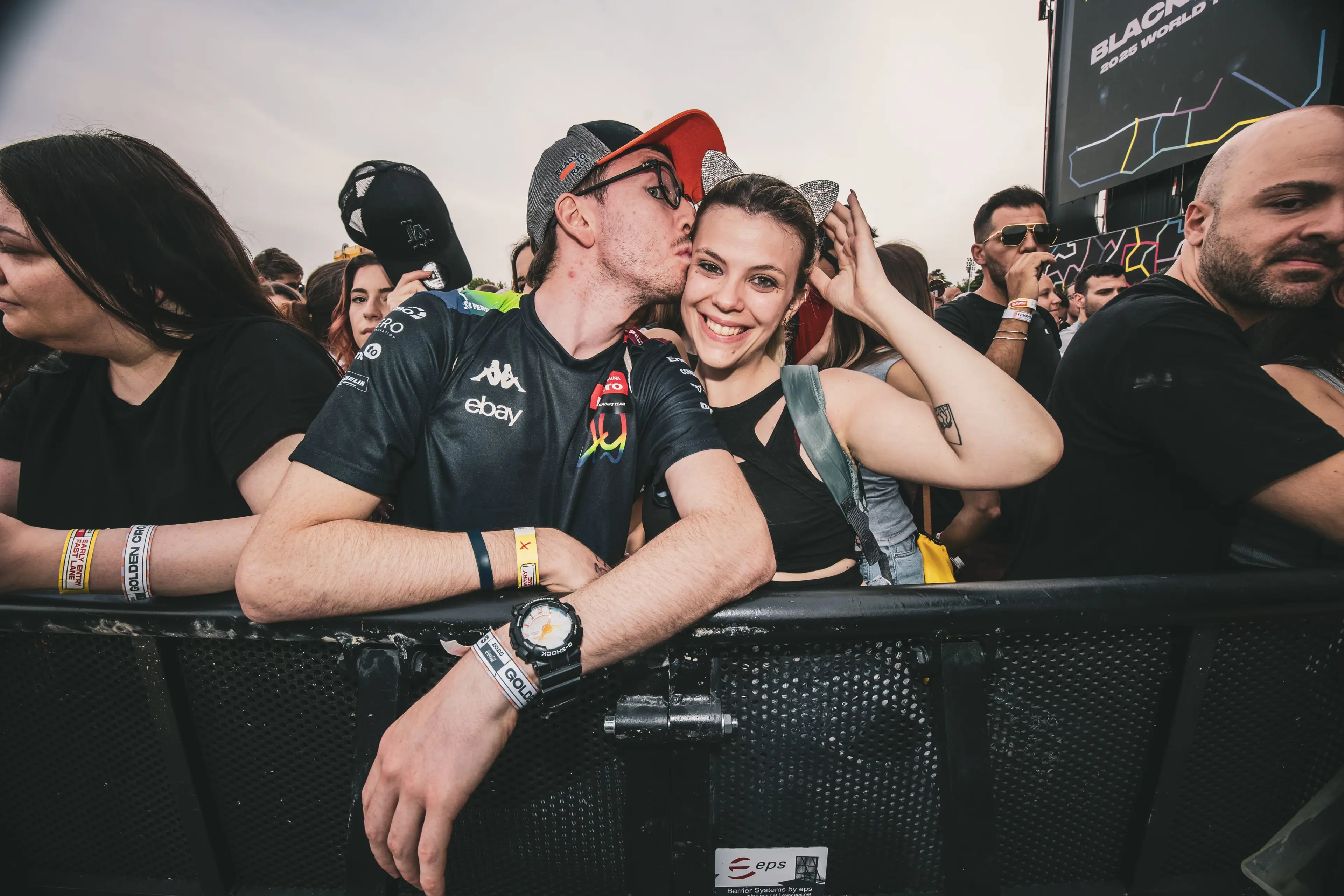 Persone si stanno divertendo al festival